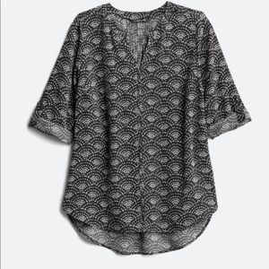 Graphic print black blouse 2x by 41 Hawthorn. Split neck high low hem